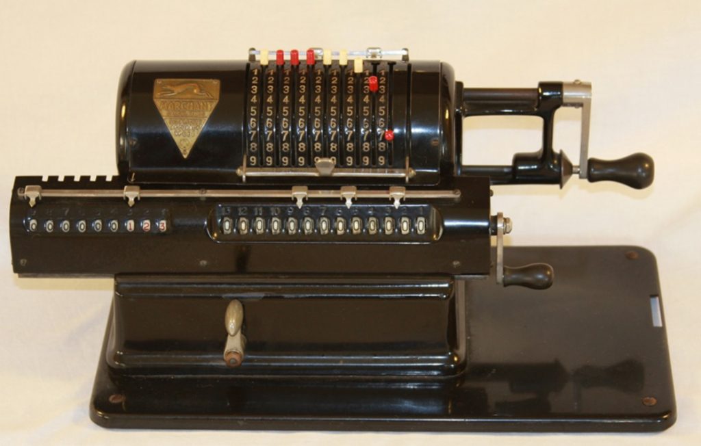 L’un des premiers calculateurs produits par Marchant XLA en 1913 avec un manuel de 130 pages, destiné aux caissiers et banquiers.