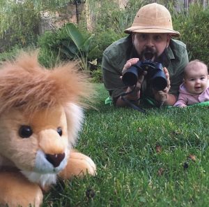 Papa et fille au safari