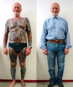 On peut mettre des vêtements corrects pour cacher les tatouages en cas de besoin.