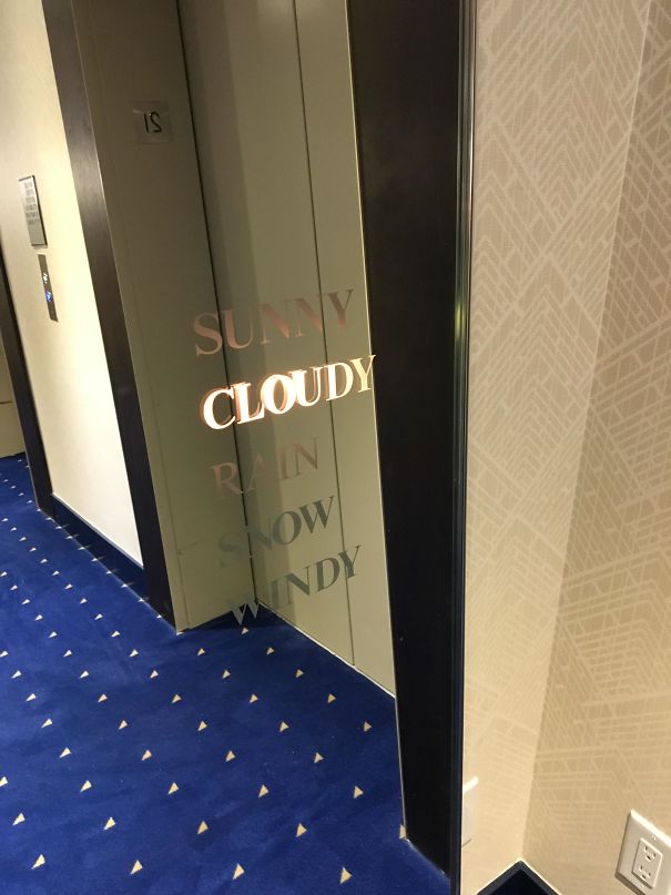 Un miroir près de l’ascenseur et annonciateur de la météo