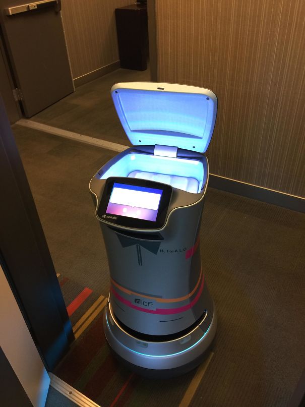 Un robot livrant du papier toilette dans les chambres
