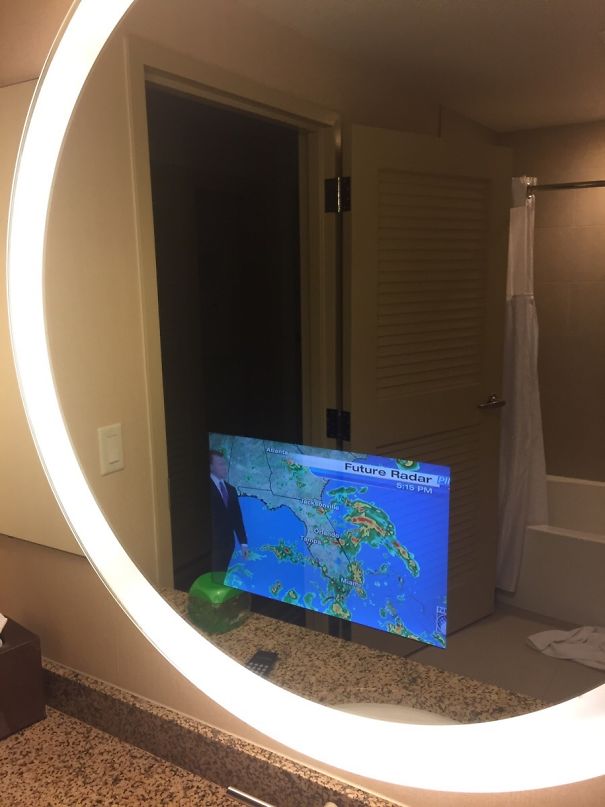 Une télé intégrée au miroir de la salle de bains