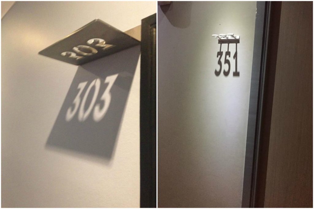 Numéros de chambre indiqués par un jeu d’ombres