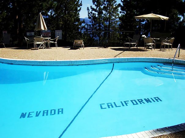 Une piscine où est tracée la frontière entre le Nevada et la Californie