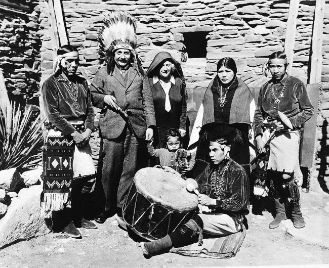 Albert Einstein et son épouse Elsa dans le Grand Canyon, avec la tribu amérindienne des Hopis en 1931
