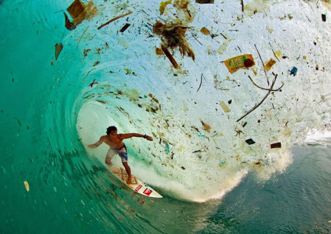 Du surf au milieu des déchets de Java en Indonésie