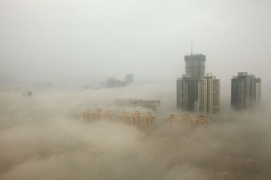 Bâtiments à Pékin entourés de smog