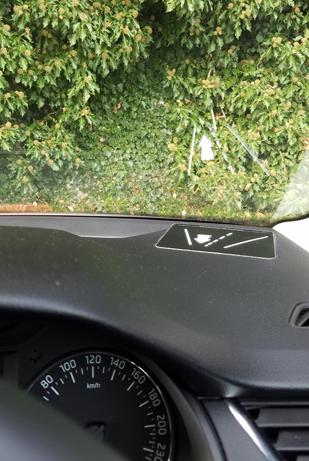 La voiture de location en Irlande a un autocollant de tableau de bord qui se reflète dans le pare-brise pour vous rappeler de quel côté de la route faut rouler