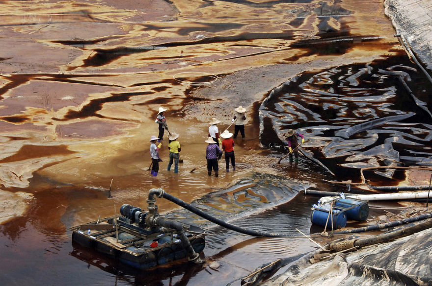 Des travailleurs tentent de drainer les eaux d’égout d’un réservoir d’égout qui fuit, Shanghang, Fujian