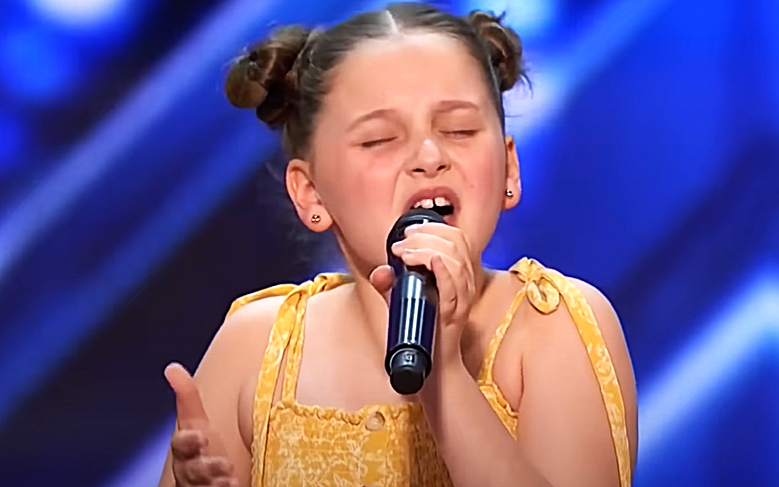 Cette fille court sur Jésus et danseuse d'amour dansante